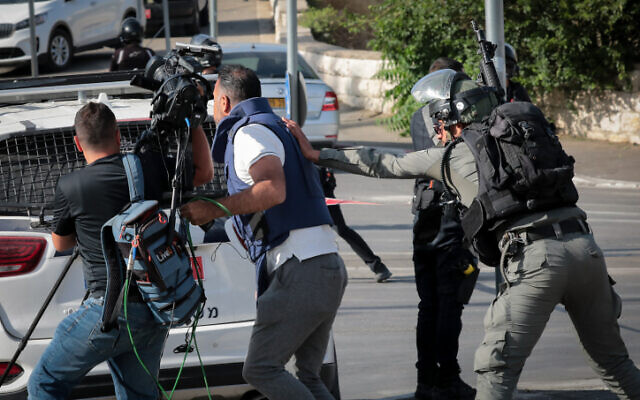 La police bouscule des journalistes sur les lieux d'un attentat à la voiture-bélier dans le quartier de Sheikh Jarrah, à Jérusalem-Est, le 16 mai 2021. (Crédit : Yossi Zamir/FLASH90) La police bouscule des journalistes sur les lieux d'un attentat à la voiture-bélier dans le quartier de Sheikh Jarrah, à Jérusalem-Est, le 16 mai 2021. (Crédit : Yossi Zamir/FLASH90)