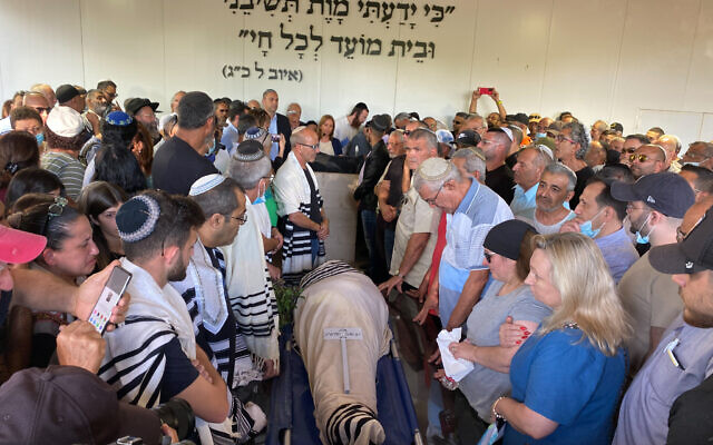 La famille et les proches de Yigal Yehosua lors des funérailles de ce dernier, décédé des suites de ses blessures lors des émeutes interethniques à Lod. Photo prise le 18 mai à Hadid. (Crédit : Avshalom Sassoni/Flash90)