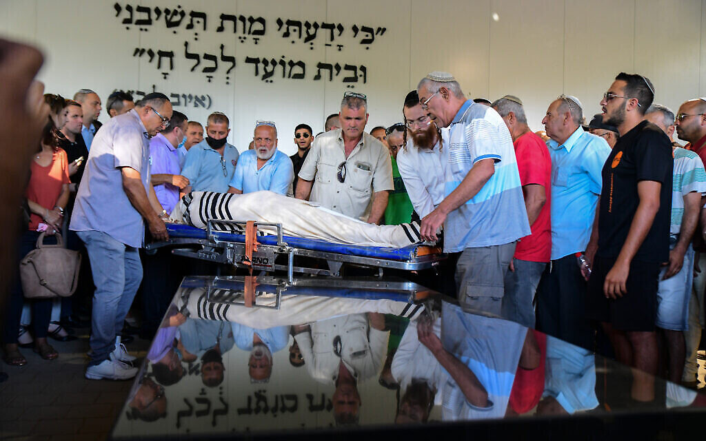 La famille et les proches assistent aux funérailles d'Yigal Yehoshua, qui a été blessé lors d'émeutes arabes israéliennes dans la ville israélienne de Lod, le 18 mai 2021 à Hadid. Crédit : Avshalom Sassoni / Flash90)