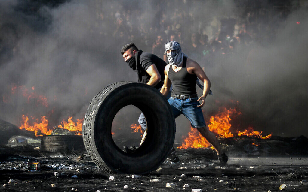 Des émeutiers palestiniens affrontent les forces de sécurité israéliennes près du checkpoint de Huwara, au sud de la ville cisjordanienne de Naplouse, le 18 mai 2021 (Crédit : Nasser Ishtayeh / Flash90)
