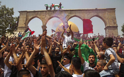 Des Palestiniens manifestent au complexe de la mosquée Al-Aqsa, sur le mont du Temple, dans la Vieille Ville de Jérusalem, le 21 mai 2021. (Crédit : Jamal Awad/Flash90)