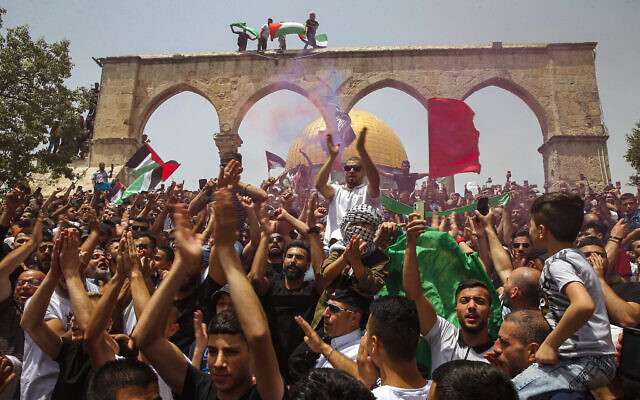 Des Palestiniens manifestent au complexe de la mosquée Al-Aqsa, sur le mont du Temple, dans la Vieille Ville de Jérusalem, le 21 mai 2021. (Crédit : Jamal Awad/Flash90)