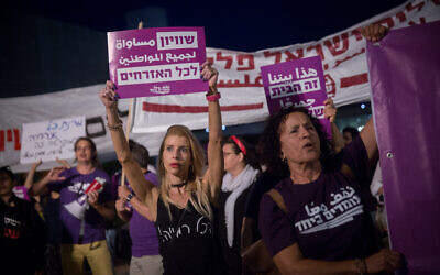 Des Israéliens manifestent pour le calme et la coexistence entre Juifs et Arabes israéliens sur la place HaBima de Tel Aviv, le 22 mai 2021. (Crédit :Miriam Alster/Flash90)