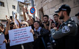 Des Palestiniens manifestent devant le tribunal de district de Jérusalem contre le projet israélien d'expulsion des Palestiniens dans le quartier de Silwan à Jérusalem-Est, le 26 mai 2021 (Crédit: Yonatan Sindel / Flash90)