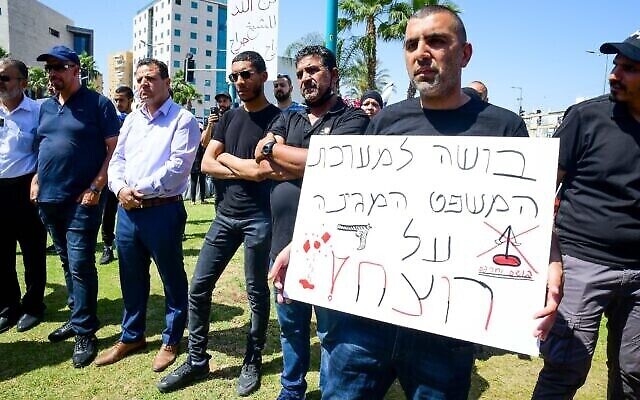 Des Arabes israéliens manifestent après l'assassinat par balle de Musa Hassouna, devant le tribunal central du district de Lod le 28 mai 2021. (Crédit : Avshalom Sassoni / Flash90) Des Arabes israéliens manifestent après l'assassinat par balle de Musa Hassouna, devant le tribunal central du district de Lod le 28 mai 2021. (Crédit : Avshalom Sassoni / Flash90)