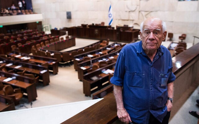 Le sculpteur et artiste Dani Karavan pose pour une photo à la Knesset de Jérusalem, le 11 juillet 2013. (Crédit : Yonatan Sindel/Flash90)