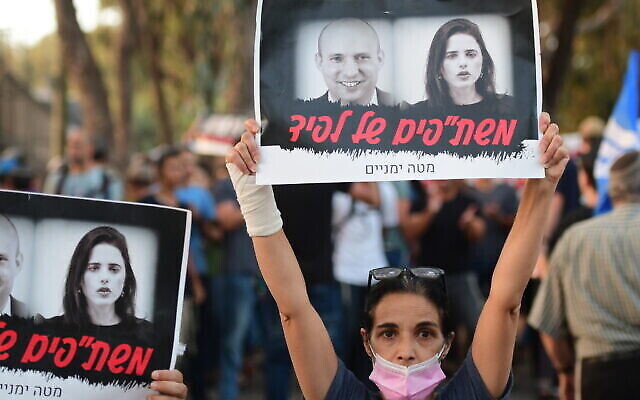 Des manifestants de droite aux abords de l'habitation de la députée Ayelet Shaked, de Yamina, pour dénoncer le gouvernement d'unité avec Yair Lapid et Yesh Atid, le 30 mai 2021. (Crédit : Avshalom Sassoni/Flash90)