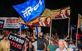 Des manifestants de droite aux abords de l'habitation de la députée Ayelet Shaked de Yamina, pour dénoncer le gouvernement d'unité avec Yair Lapid et Yesh Atid,  le 30 mai 2021. (Crédit : Flash90)