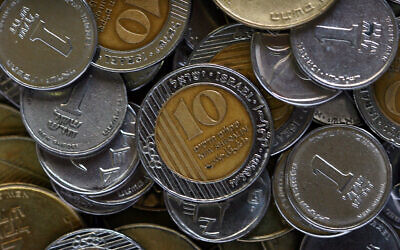 Des shekels israéliens. (Crédit : Orel Cohen/FLASH90)