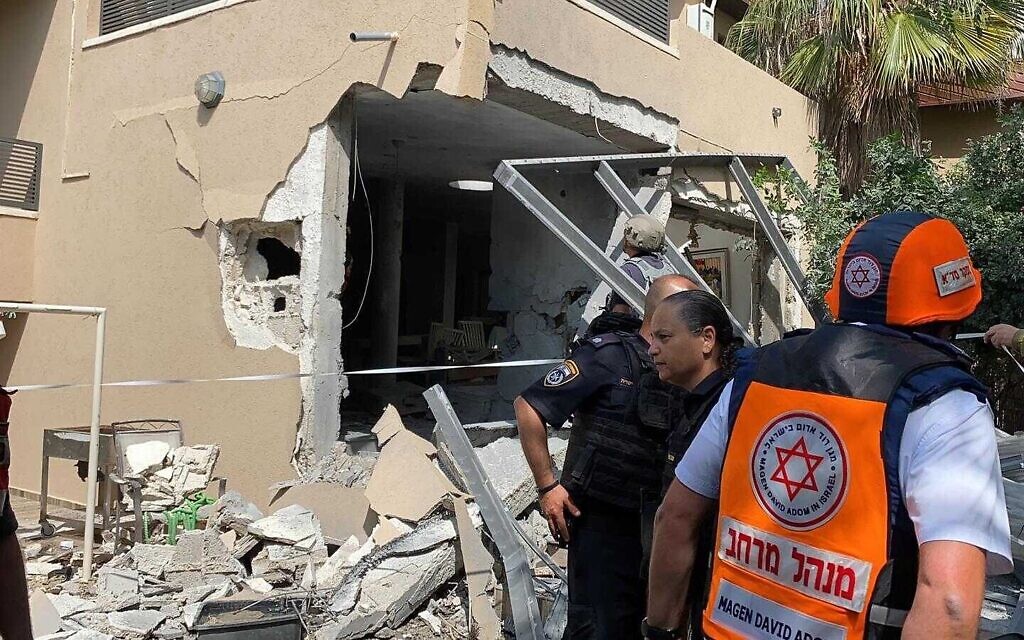 Un immeuble touché par une roquette à Ashkelon, le 20 mai 20210. (Crédit : Magen David Adom)