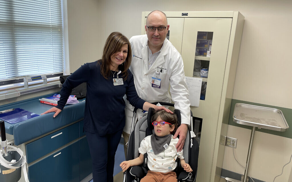 Benny Landsman avec Paola Leone et le docteur Christopher G. Janson à l'hôpital pour enfants Dayton, le 8 avril 2021. (Autorisation : Famille Landsman/ via Dayton Jewish Observer)