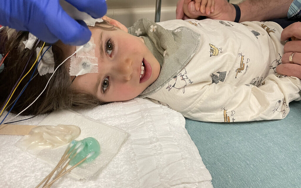 Benny Landsman, 4 ans, est préparé pour être opéré à l'hôpital pour enfants Dayton, le 8 avril 2021. (Autorisation : Famille Landsman/ via Dayton Jewish Observer)