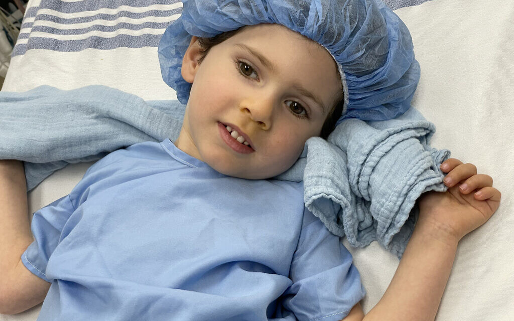 Benny Landsman, 4 ans, à l'hôpital pour enfants Dayton avant une intervention chirurgicale pour l'essai d'une toute nouvelle thérapie génique pour soigner la maladie de Canavan. (Autorisation : Famille Landsman/ via Dayton Jewish Observer)