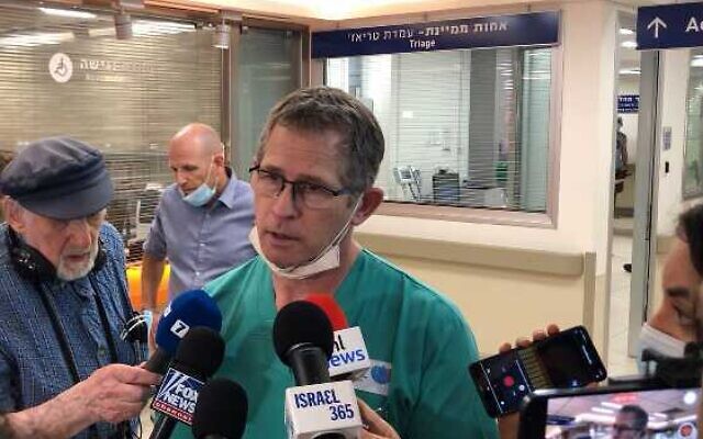 Le docteur Jonathan Rieck, directeur des urgences au centre médical Barzilai à Ashkelon, le 12 mai 2021. (Crédit : Lazar Berman/Times of Israel) Le docteur Jonathan Rieck, directeur des urgences au centre médical Barzilai à Ashkelon, le 12 mai 2021. (Crédit : Lazar Berman/Times of Israel)