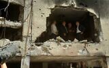 Le ministre allemand des Affaires étrangères, Heiko Maas, visite un bâtiment à Petah Tikva touché par une roquette tirée depuis la bande de Gaza, le 20 mai 2021. (Crédit : Miri Shimonovitch).