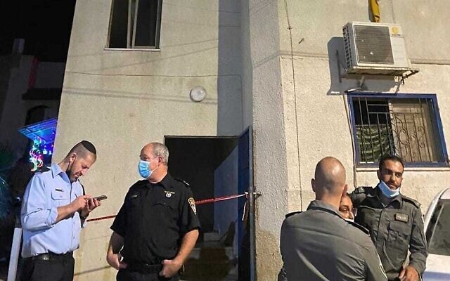 La bâtiment de la ville de Jisr az-Zarqa, dans le nord du pays, où un enfant de sept ans est mort dans un incendie, qui aussi blessé gravement trois enfants, le 8 mai 2021. (Crédit : Police israélienne)