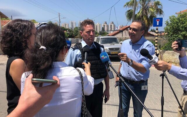Le porte-parole de la police Micky Rosenfeld à Ashkelon, le 12 mai 2021 (Autorisation) Le porte-parole de la police Micky Rosenfeld à Ashkelon, le 12 mai 2021 (Autorisation)