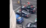 Un convoi de voitures filmé sur Finchley Road à Londres dont les passagers hurlent des insultes antisémites à l'aide de mégaphones, le 16 mai 2021. (Capture d'écran)
