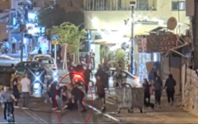 Capture d'écran de la vidéo d'un homme juif agressé par une bande de jeunes arabes à Jaffa, le 10 mai 2021. (Twitter) Capture d'écran de la vidéo d'un homme juif agressé par une bande de jeunes arabes à Jaffa, le 10 mai 2021. (Twitter)