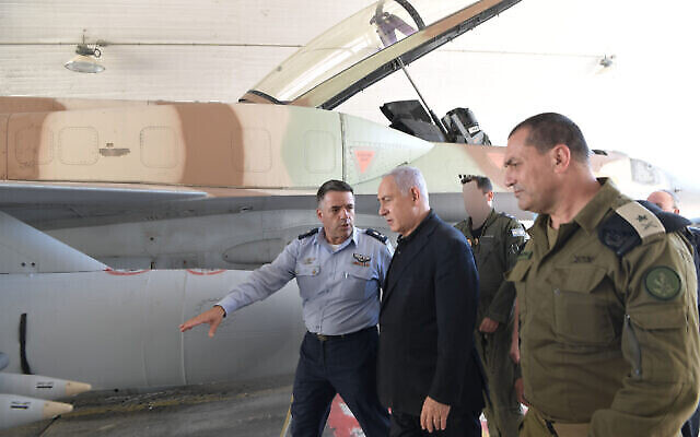 Le Premier ministre Benjamin Netanyahu visite la base aérienne de Hatzerim, en compagnie du chef de l'armée de l'air Mamikam Norkim (à gauche) et d'Eyal Zamir, vice-chef d'État-major de Tsahal, le 18 mai 2021.(Crédit : Kobi Gideon / GPO) Le Premier ministre Benjamin Netanyahu visite la base aérienne de Hatzerim, en compagnie du chef de l'armée de l'air Mamikam Norkim (à gauche) et d'Eyal Zamir, vice-chef d'État-major de Tsahal, le 18 mai 2021.(Crédit : Kobi Gideon / GPO)