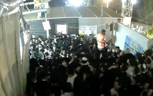Capture d'écran de la vidéo de la bousculade mortelle lors de Lag B'Omer au Mont Meron, le 30 avril 2021. (Douzième chaîne) Capture d'écran de la vidéo de la bousculade mortelle lors de Lag B'Omer au Mont Meron, le 30 avril 2021. (Douzième chaîne)