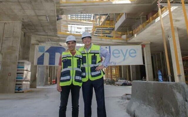 Le PDG d'Intel Pat Gelsinger (à gauche) visite le nouveau siège de Mobileye avec Amnon Shashua, PDG de Mobileye, à Jérusalem, en Israël, le 2 mai 2021. Le PDG d'Intel Pat Gelsinger (à gauche) visite le nouveau siège de Mobileye avec Amnon Shashua, PDG de Mobileye, à Jérusalem, en Israël, le 2 mai 2021.