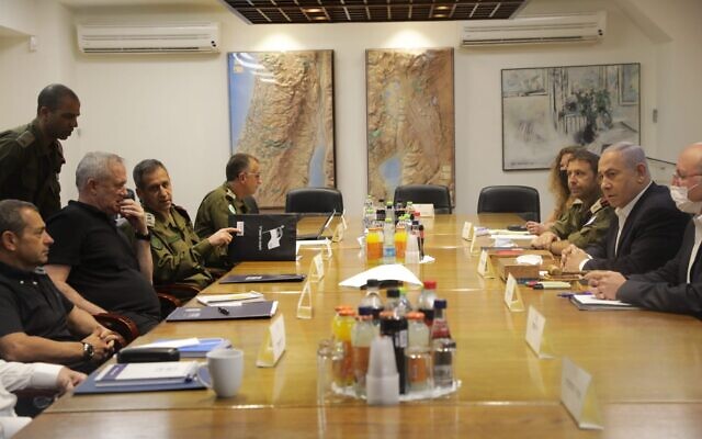 Le Premier ministre Benjamin Netanyahu tient actuellement une consultation de sécurité à la Kirya à Tel Aviv avec le ministre de la Défense, le chef d'état-major de Tsahal, le chef du Conseil de sécurité nationale, le chef du Shin Bet, le chef du Mossad (Crédit : ministère de la Défense) Le Premier ministre Benjamin Netanyahu tient actuellement une consultation de sécurité à la Kirya à Tel Aviv avec le ministre de la Défense, le chef d'état-major de Tsahal, le chef du Conseil de sécurité nationale, le chef du Shin Bet, le chef du Mossad (Crédit : ministère de la Défense)