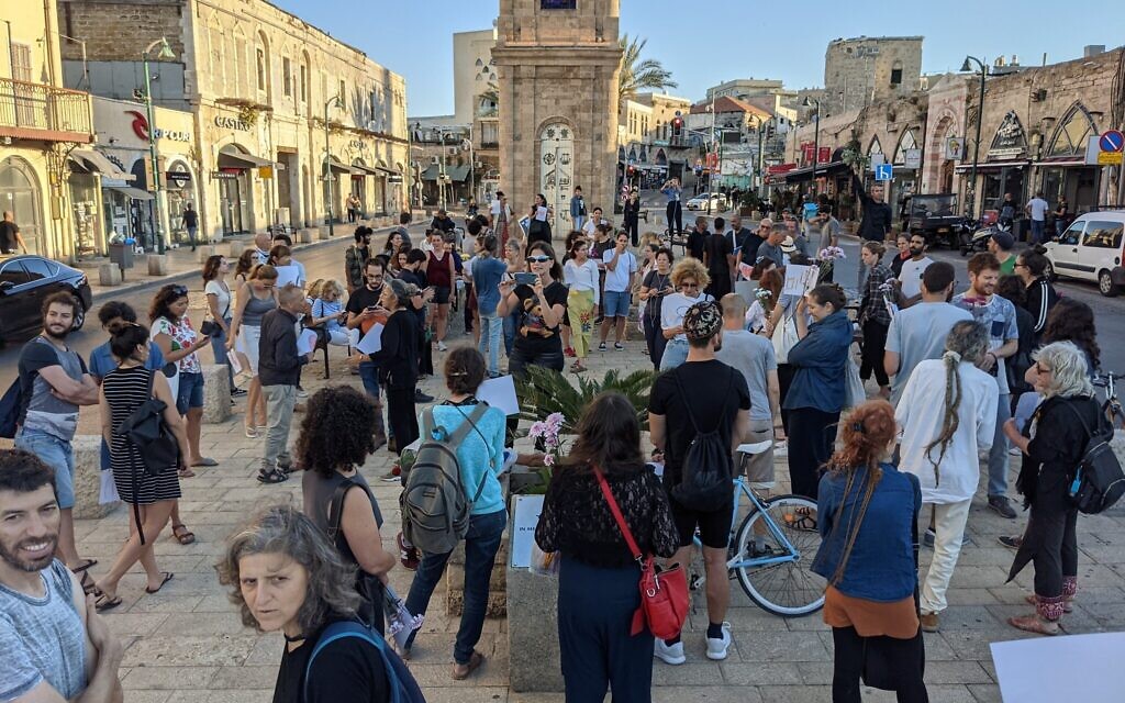 Des manifestants réunis pour afficher la coexistence, sur la Place de la tour de l'Horloge de Jaffa, le 13 mai 2021. (Crédit : Elie Bleier)