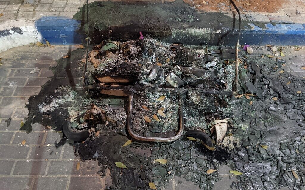 Une poubelle incendié au milieu d'une rue de Jaffa, le 12 mai 2021. (Crédit : Elie Bleier).