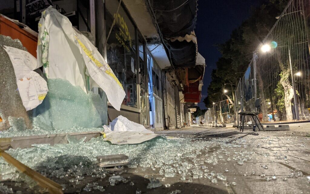 Les vitrines brisées, sur le boulevard de Jérusalem, au nord de Jaffa, le 17 mai 2021. (Crédit : Elie Bleier)