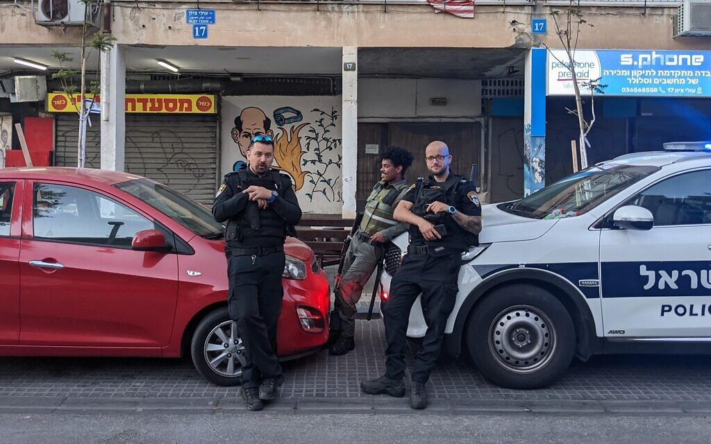 La police montant la garde sur le boulevard Olei Tzion, dans le nord de Jaffa, le 18 mai 2021. (Crédit : Elie Bleier)
