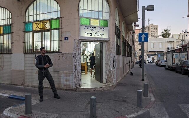 La police monte la garde devant une synagogue, au nord de Jaffa, le 18 mai 2021. (Crédit : Elie Bleier)