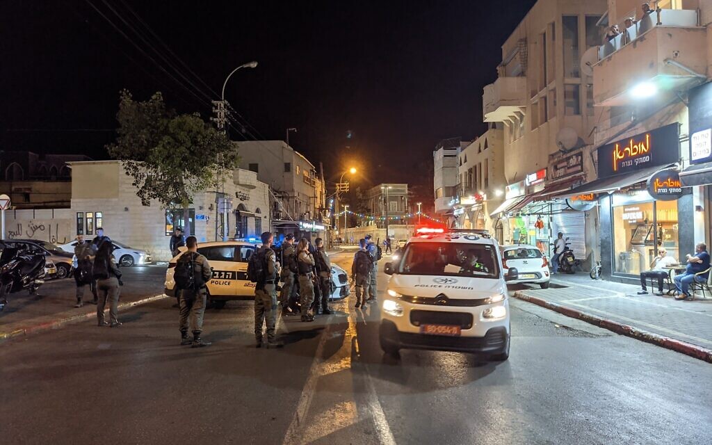 Contrôle de police sur la rue Yefet au cœur d'Ajami, le 19 mai 2021. (Crédit : Elie Bleier)