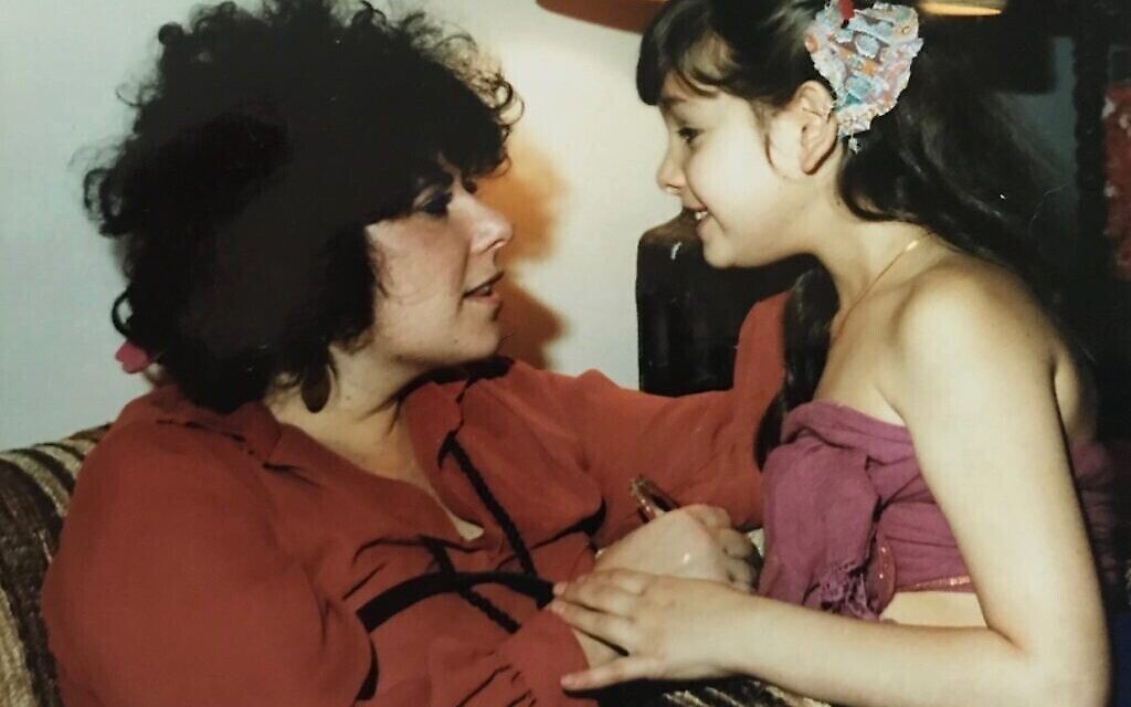 Ronit Plank avec sa mère en 1980, première année après le retour de sa mère d'un voyage d'un an dans l'ashram Bhagwan Rajneesh Shree à Pune, en Inde. (Autorisation)