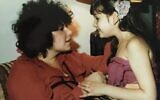 Ronit Plank avec sa mère en 1980, première année après le retour de sa mère d'un voyage d'un an dans l'ashram Bhagwan Rajneesh Shree à Pune, en Inde. (Autorisation)