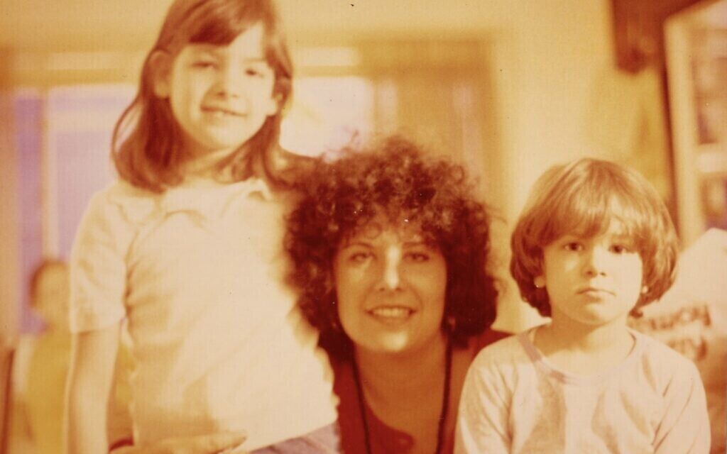 Ronit Plank, à gauche, et sa sœur Nava retrouvent leur mère après son retour de l'ashram Bhagwan Shree Rajneesh' à Puna, en Inde, en 1980. (Autorisation)
