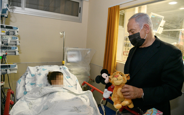 Le Premier ministre Benjamen Netanyahu visite des blessés à l'hôpital Wolfson de Holon. (Crédit photo : Haim Zach - GPO) Le Premier ministre Benjamen Netanyahu visite des blessés à l'hôpital Wolfson de Holon. (Crédit photo : Haim Zach - GPO)