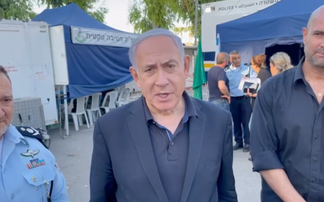Le Premier ministre Benjamin Netanyahu lors d'une déclaration à la presse à Lod, le 14 mai 2021. (Capture d'écran/Prime Minister's Office)