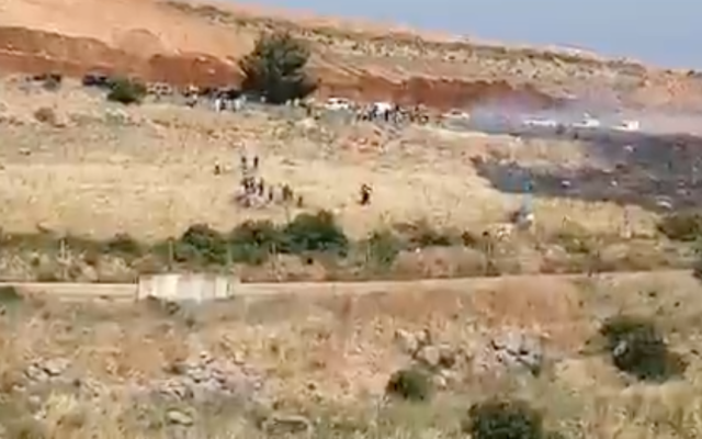 Des Libanais manifestent le long de leur frontière avec Israël le 14 mai 2021. (Crédit : Capture Scren / Twitter) Des Libanais manifestent le long de leur frontière avec Israël le 14 mai 2021. (Crédit : Capture Scren / Twitter)