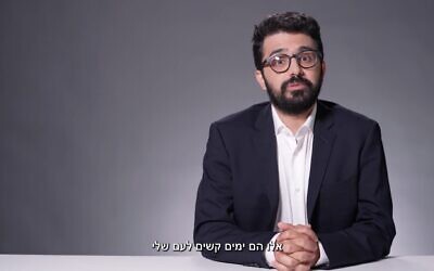 Tom Aharon dans une vidéo en réponse à John Oliver. (Capture d'écran : YouTube via JTA)