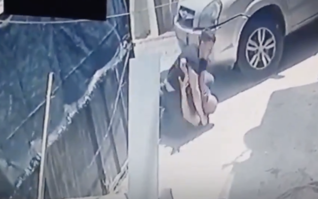 Capture d'écran d'une vidéo où un agent de sécurité israélien frappe un Palestinien dans le quartier de Silwan à Jérusalem-Est, postée le 29 avril 2021. (Capture d'écran : Wadi Hilweh Information Center/ Twitter) Capture d'écran d'une vidéo où un agent de sécurité israélien frappe un Palestinien dans le quartier de Silwan à Jérusalem-Est, postée le 29 avril 2021. (Capture d'écran : Wadi Hilweh Information Center/ Twitter)