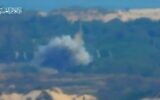 Capture d'écran d'une vidéo publiée par le groupe terroriste du Hamas montrant un missile anti-char frappant un bus de Tsahal près de la frontière de Gaza, le 20 mai 2021. (Capture d'écran : Twitter)