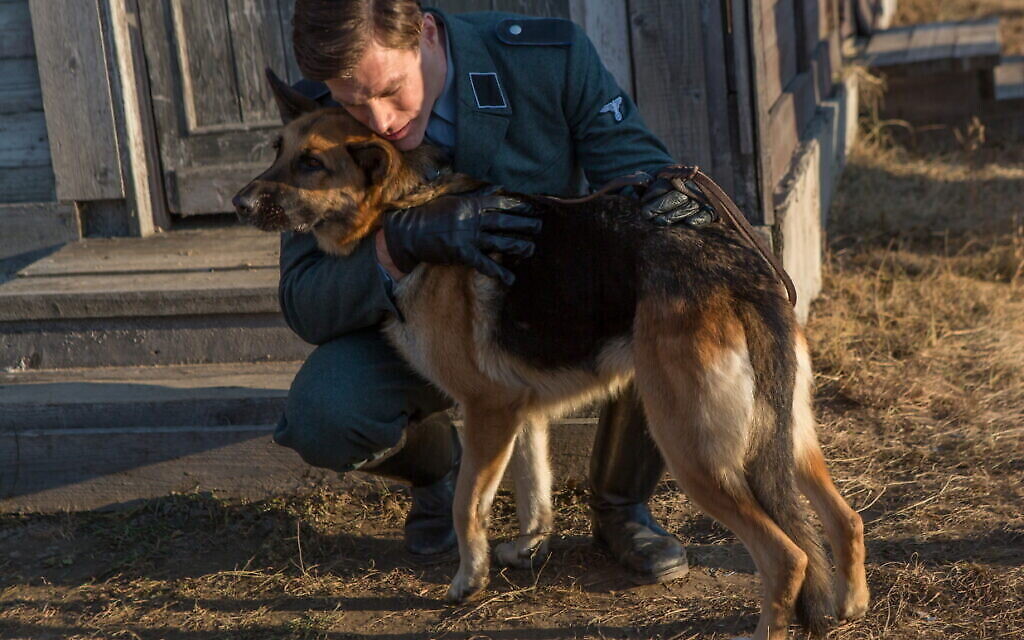 (Crédit : Ken Duken dans le rôle de "Ralph" et le chien "Caleb" dans "Shepherd : L'histoire d'un chien juif " (JDog Films)