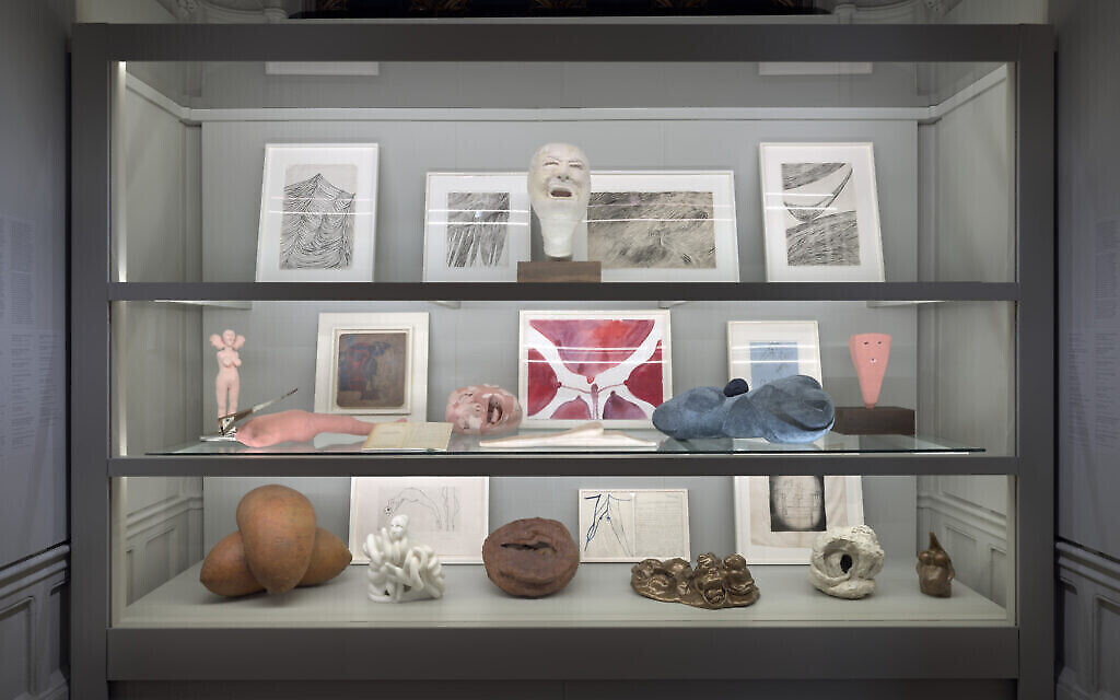 Vue de l'installation : "Louise Bourgeois, la fille de Freud" au musée juif de New York. (Crédit :  Ron Amstutz. © The Easton Foundation/ Licensed by VAGA at Artists Rights Society, New York)