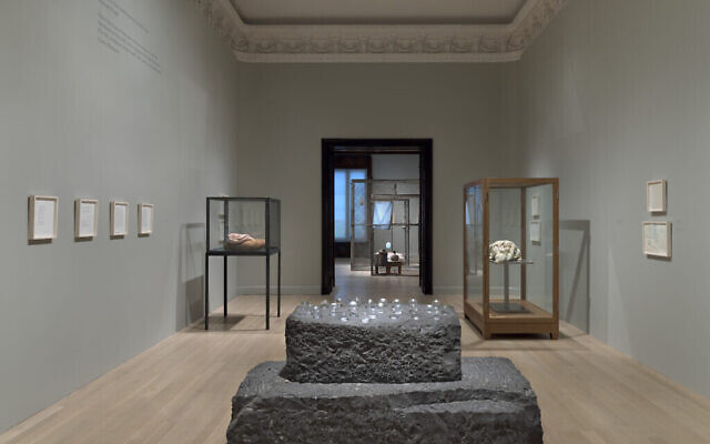 Vue de l'installation : "Louise Bourgeois, la fille de Freud" au musée juif de New York. (Crédit :  Ron Amstutz. © The Easton Foundation/ Licensed by VAGA at Artists Rights Society, New York)