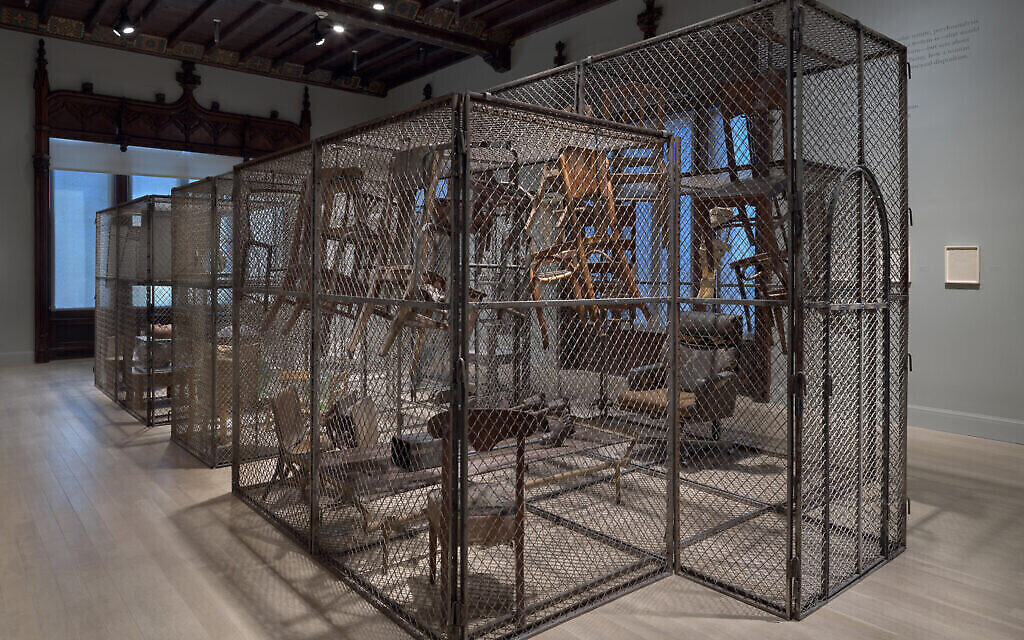 Vue de l'installation : "Louise Bourgeois, la fille de Freud" au musée juif de New York. (Crédit :  Ron Amstutz. © The Easton Foundation/ Licensed by VAGA at Artists Rights Society, New York)