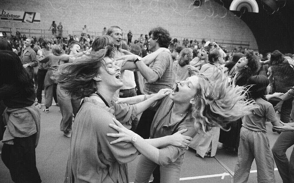L'Affaire de la pleine lune orange au  Bhagwanfestival international d'Amsterdam, au mois de juillet 1981. (Crédit : Marcel Antonisse / Anefo, CC0, via Wikimedia Commons)