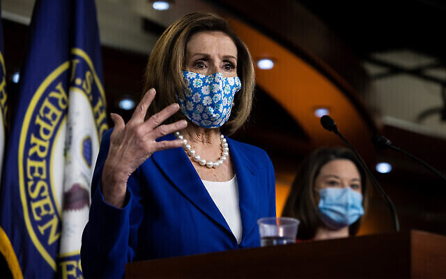 La présidente de la chambre américaine  Nancy Pelosi pendant une conférence de presse au Capîtole, à Washington, le 19 mars 2021. (Crédit : Graeme Jennings/Pool via AP)