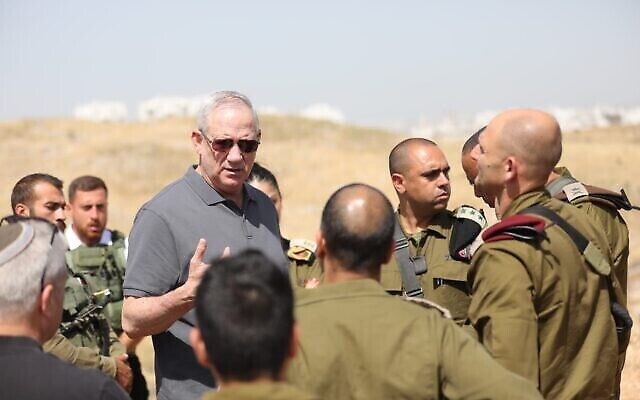 Sur cette photo distribuée par son bureau, le ministre de la Défense Benny Gantz visite la Cisjordanie le 4 mai 2021. (Crédit : Elad Malka)