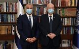 Le président Reuven Rivlin, à droite, rencontre le leader du parti Yesh Atid, Yair Lapid, à la résidence du président de Jérusalem, le 5 mai 2021. (Crédit : Haim Zach/GPO)